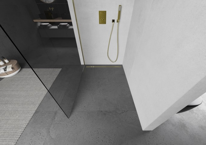 Zelta dušas ekrāns pelēkā vannas istabā