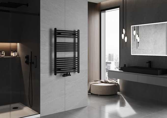 modernā vannas istaba ar tumši zilu sienu