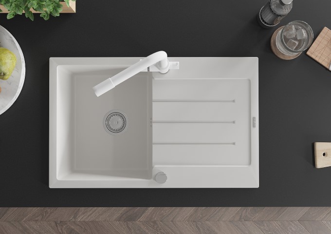 Baltas virtuves krāns ar izvelkamu snīpi