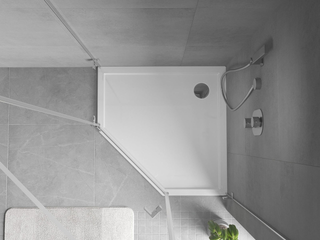 Piecstūra dušas paliktnis vannas istabā