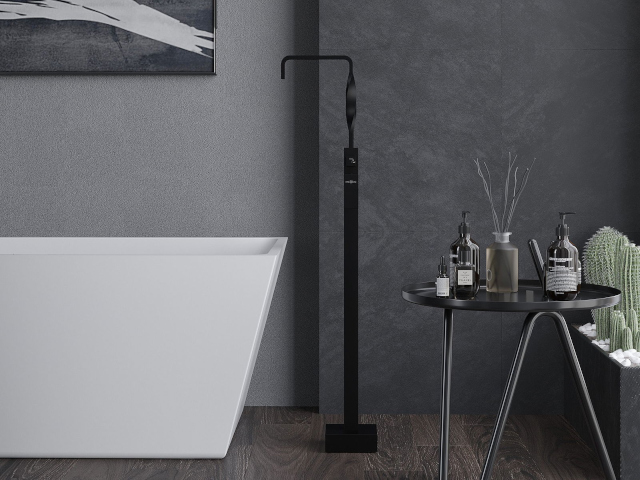 Melnas flīzes uz grīdas