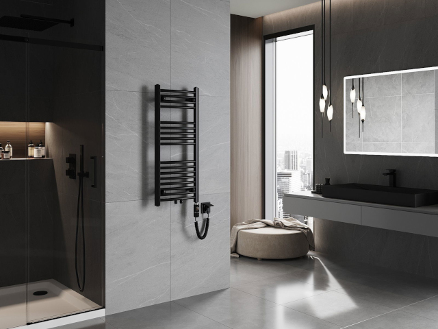 Tumšs elektriskais radiators vannas istabas iekārtojumā