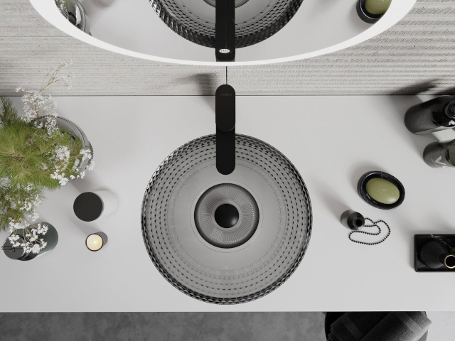 Vannas istaba ar izlietnes skapīti ar baltu virsmu