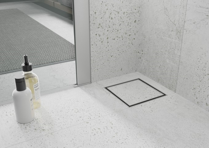 Kvadrātveida dušas kanāls ar flīzēm