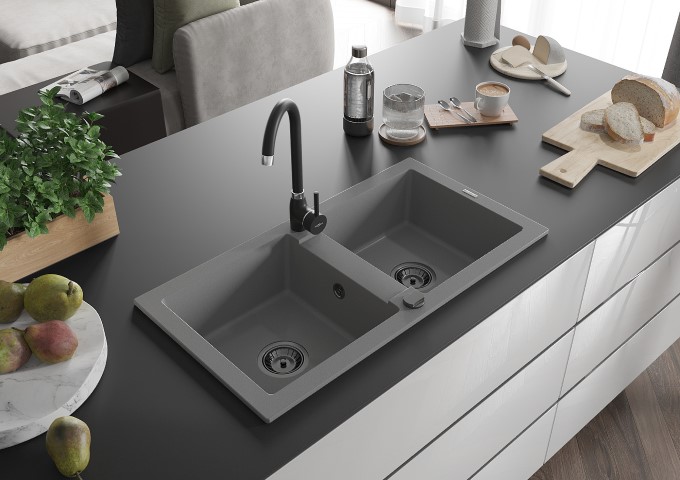 Melnas virtuves logu jaucējkrāni