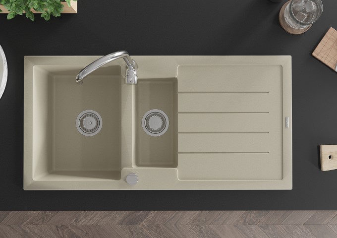 Granitveida izlietnes ar jaucējkrānu un sifonu