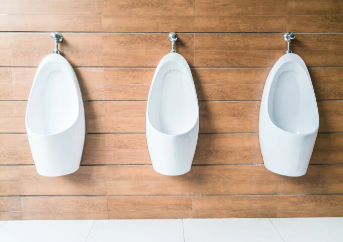 Pisvāri sabiedriskajā tualetē