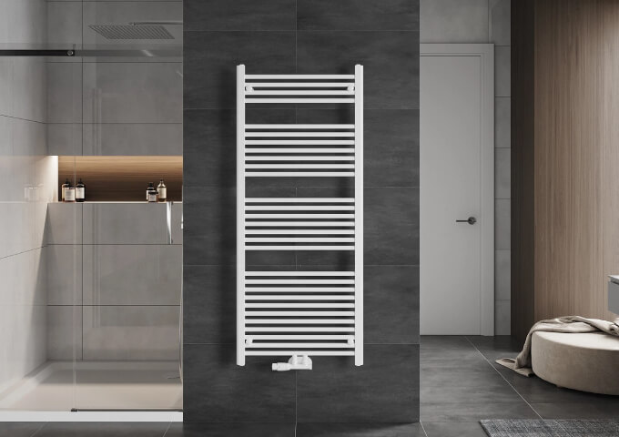 Radiators vannas istabā ar termostata galviņu