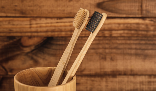 Moderna vannas istaba - eleganti zobu tīrīšanas piederumi