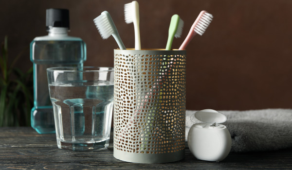 Kur novietot stāvošos zobu tīrīšanas piederumus?