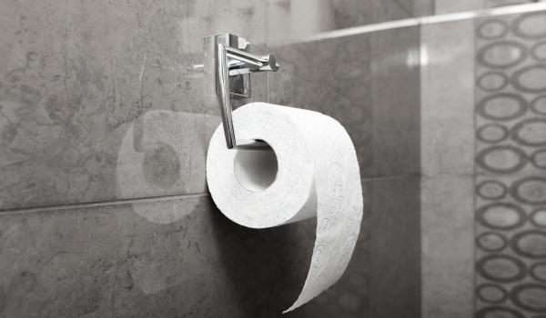 Kā uzstādīt tualetes papīra turētāju ar plauktu?