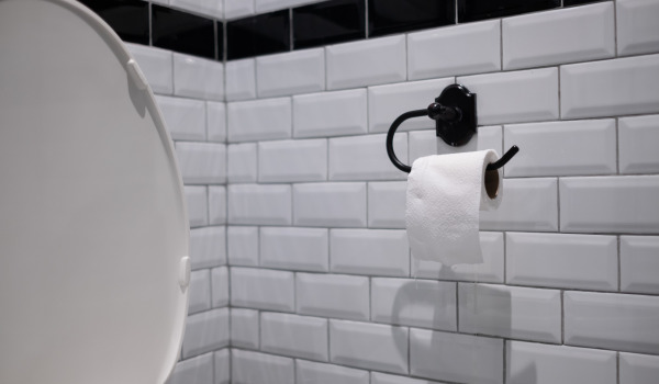 Kādā augstumā uzstādīt tualetes papīra turētāju?