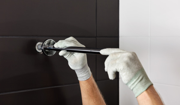 Kā uzstādīt drēbju pakaramos un plauktus dvieļiem?