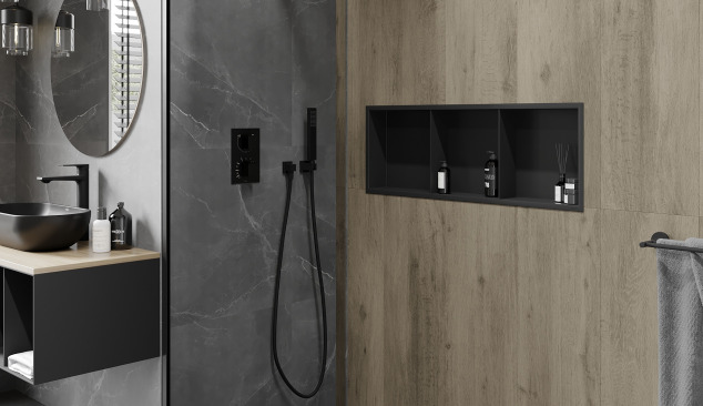 Industriāla vannas istaba ar iebūvētu plauktu dušā