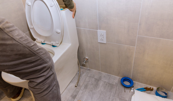 Kādā augstumā uzstādīt tualetes podu ar iebūvēto rāmi?