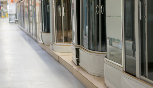 Kādu dušas paplātes materiālu un izmēru izvēlēties?