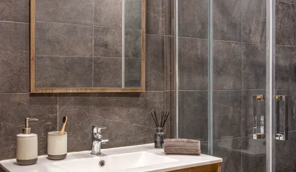 Kādā augstumā uzstādīt dušas grozus?