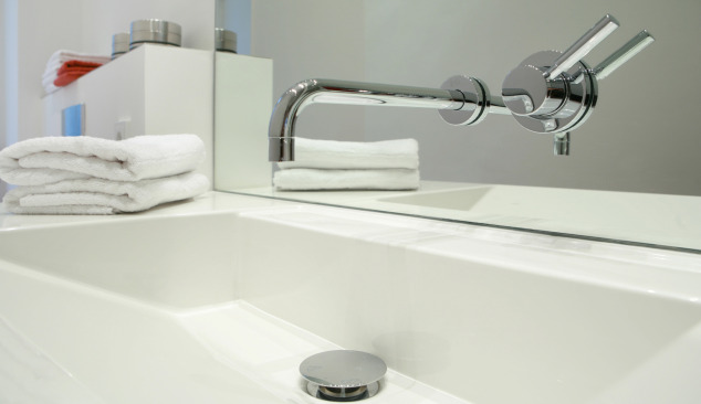 Kādi iebūvētie elementi vannas istabas jaucējkrāniem?