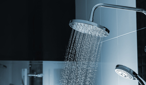Dušas galva pie vannas ar virsmas montāžu - vai ir vērts?