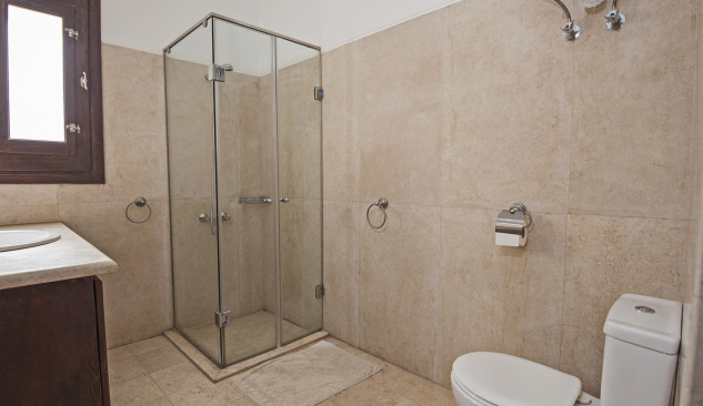 Mūsdienīga vannas istaba - lineārais notekas sienā vai grīdā?