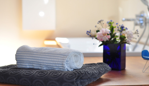 Atmosfēriskas vannas istabas iekārtojums koksnē