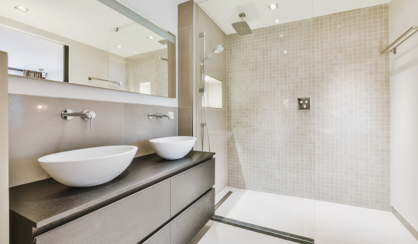 Iebūvējamais vai virs sienas montējams krāns - mūsdienīga vannas istaba