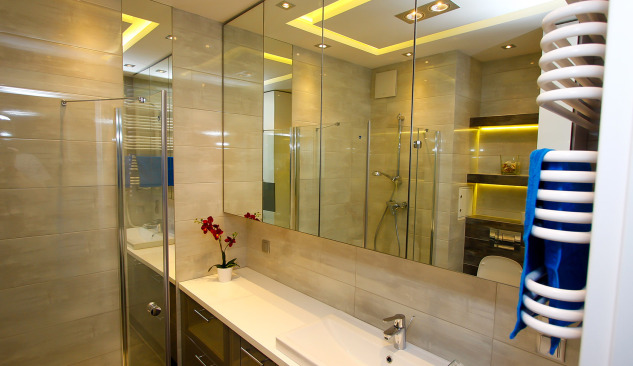 Stūra vannas istabas skapīši dažādos stilos