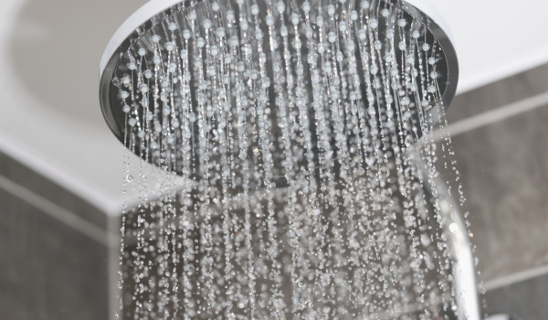 Kā izvēlēties un uzstādīt uz virsmas montējamu dušas sistēmu ar lietusgāzes galvu?