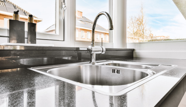 Vai izlietni var novietot zem loga?