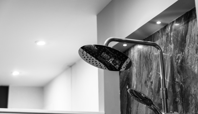 Melnbalts interjers jūsu vannas istabā