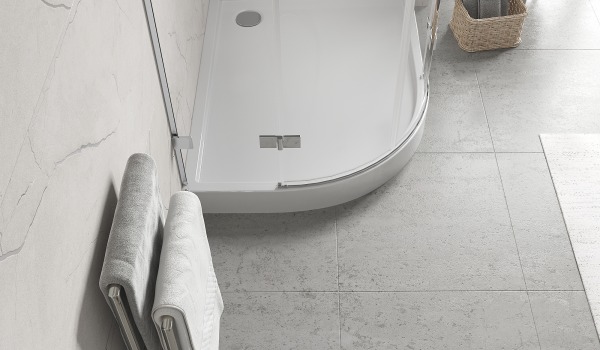 Asimetrisks pusaplis dušas paliktnis vannas istabai