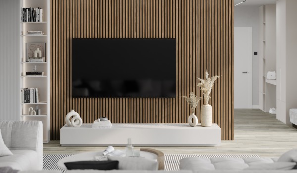 Salons ar žalūzijām uz sienas