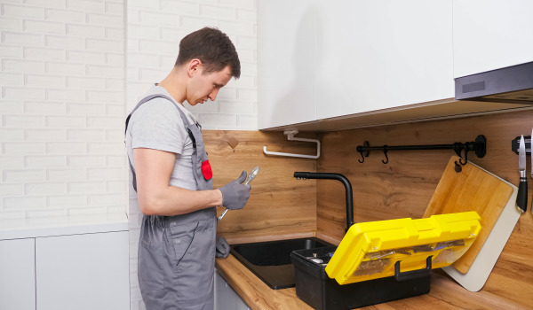 Uzstādīšana granīta izlietnei