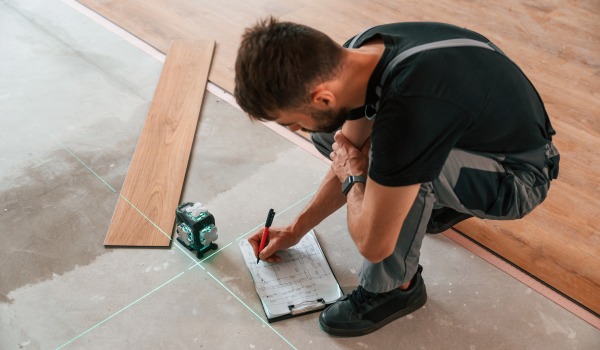 Kā sagatavot grīdu lamināta paneļiem?