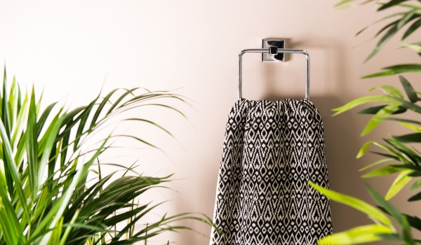 Kādu vannasistabas piederumu uzstādīšanas veidu izvēlēties - dvieļu pakaramais bez urbšanas un ar urbšanu