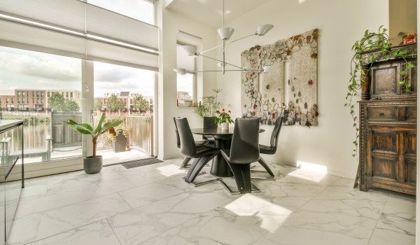 Kādas ir flīžu nodiluma klases? Pārbaudi, kuras porcelāna flīzes būs piemērotas virtuvē, vannas istabā un viesistabā.