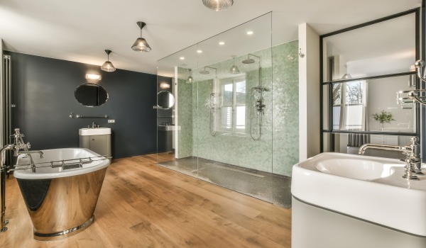 Paneļu un flīžu apvienošana – biežākās kļūdas, labākās prakses un idejas stilīgām pārejām