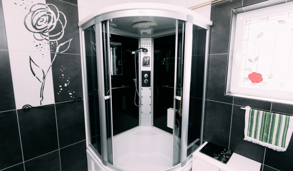 Kā iztīrīt sifonu dušas paliktnī?