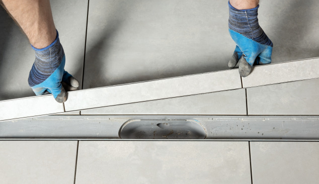 Kā ielīmēt flīzi lineārā notekā?