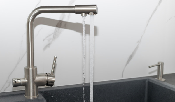 Kā pielāgot dozatoru izlietnei?