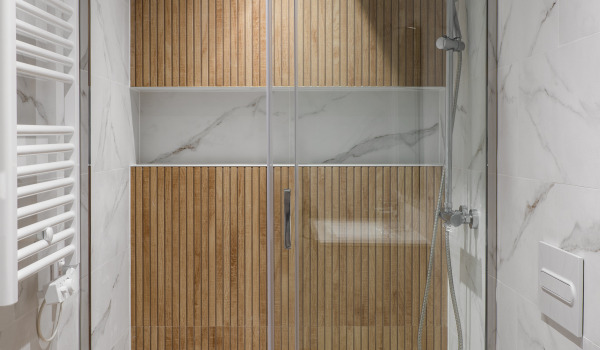 Pamatni showera sistēma mazā vannas istabā