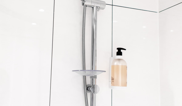 Stilīgas dušas kolonnas vannas istabā