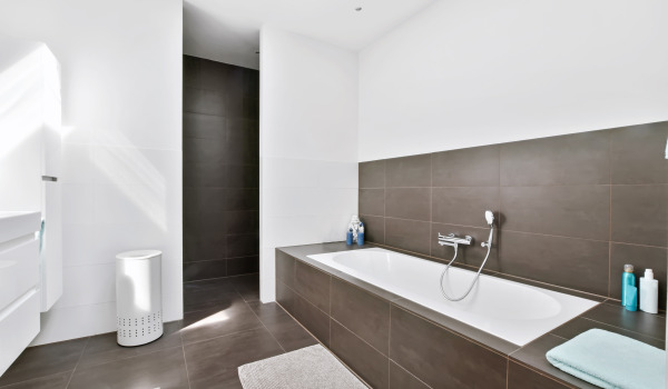 Taisnstūrveida vanna mazā vannas istabā