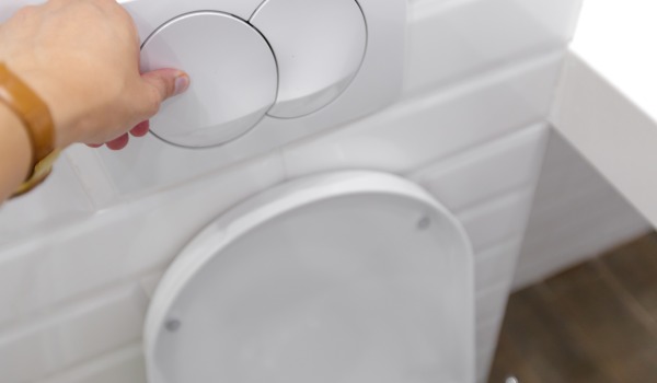 Tek ūdens no iebūvētā tualetes skalojuma - ir pienācis laiks to salabot