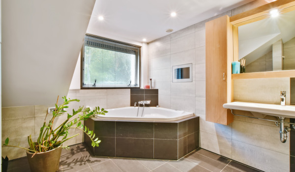 Stilīga vannas istaba ar stūra vannu