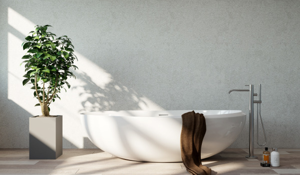 Vanna ar ekrānu mazā vannas istabā