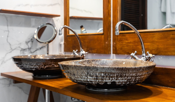 Kā kopt virsmas montējamās izlietnes?