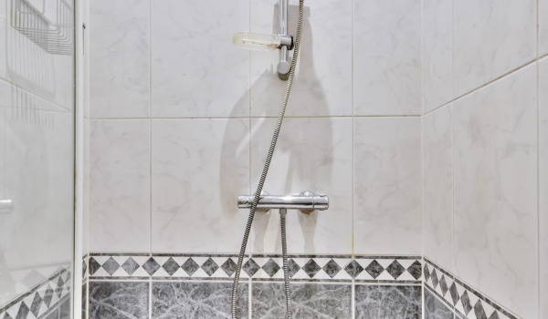 Kā pielāgot taisnstūra dušas paliktni?