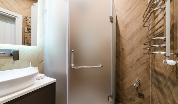 Kvadrāta dušas paliktnis mazai vannas istabai