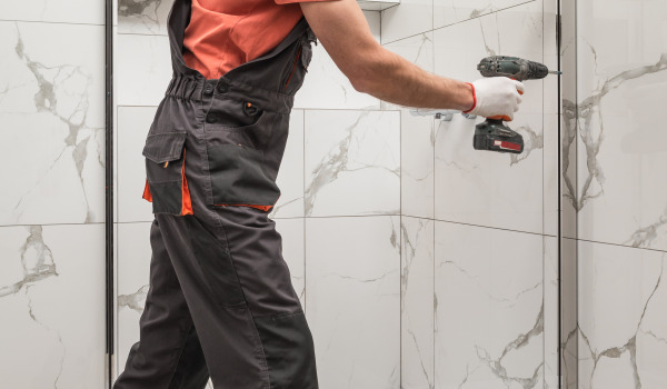 Kā regulēt durvis dušas kabīnē?